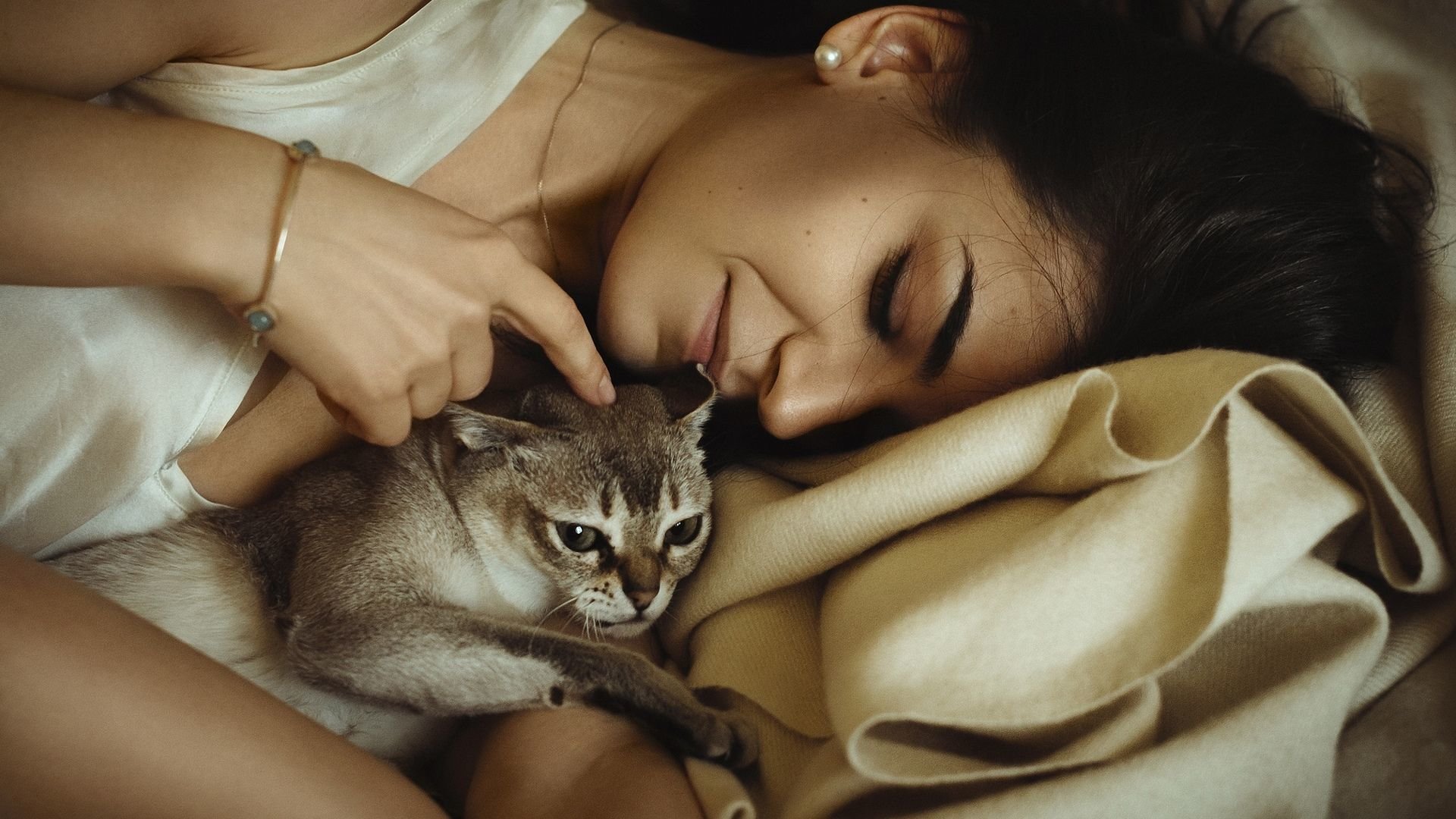 Игриво ласково. Девушка с котом. Женщина с кошкой. Красивая девушка с кошкой. Фотосессия с кошкой.